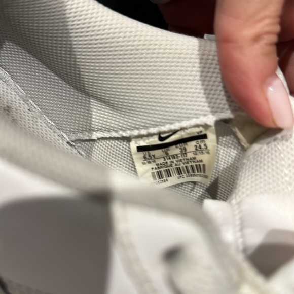 White Air Force nike. Worn a hand full of times - Picture 5 of 5
